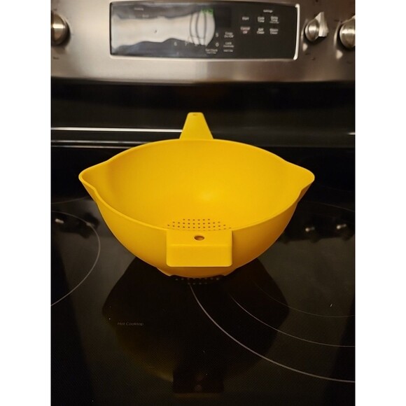 Vintage Tupperware 1523-8 Yellow 2 Qt Strainer Colander Handle 2 Spouts - Picture 5 of 15